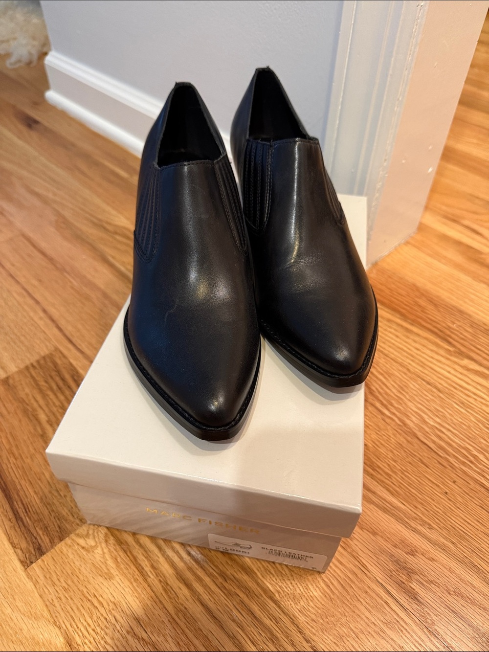 Marc Fisher women’s size 8 Black Pointed Leather Slip-On Boots